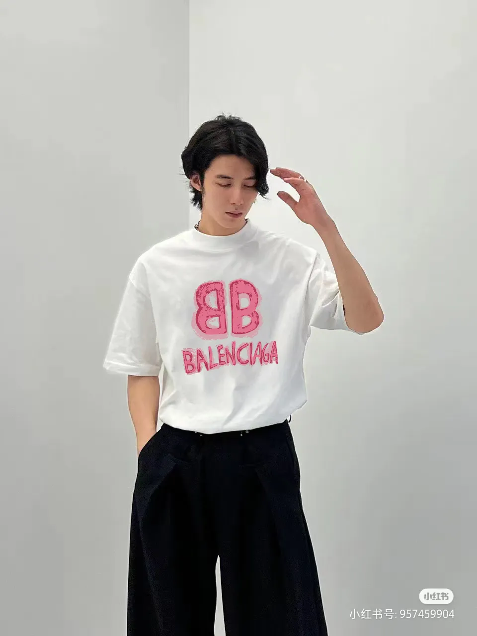 P80✨🔥 BALENCIAGA Paris lettering printed short-sleeved T-shirt. Custom-woven and dyed 300 grams of combed cotton heavyweight fabric. Zero color difference in threads. Perfect details. Different from the current currency version. Welcome to compare. Same Style for men and women. Must-sell in the picture above. Color: White Black Size: 1 2 3 4